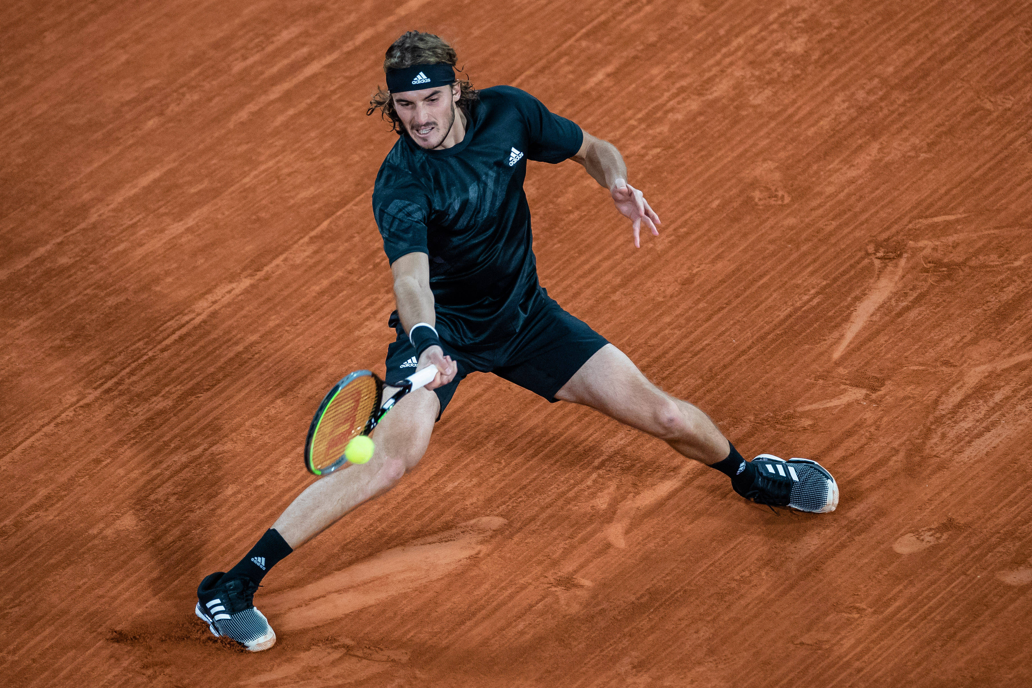 关于西班牙网球队爆冷英国网球队,西西帕斯打破历史纪录的信息 关于西班牙网球队爆冷英国网球队,西西帕斯打破历史纪录的信息