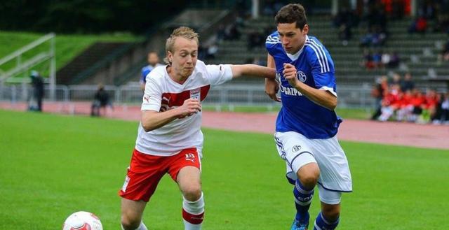 法兰克福队球员拼尽全力，争取每一分的简单介绍