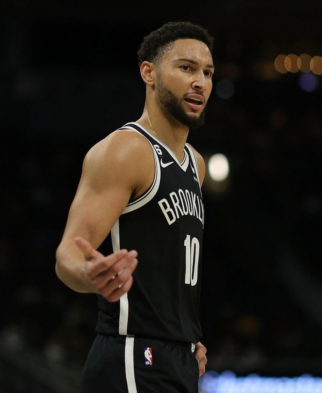 人击败篮网，西蒙斯大号三双