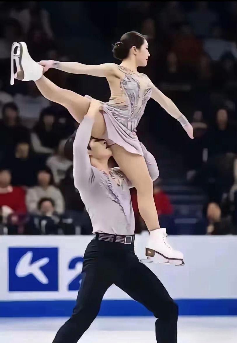 花样滑冰选手冰上展翅，优美动作