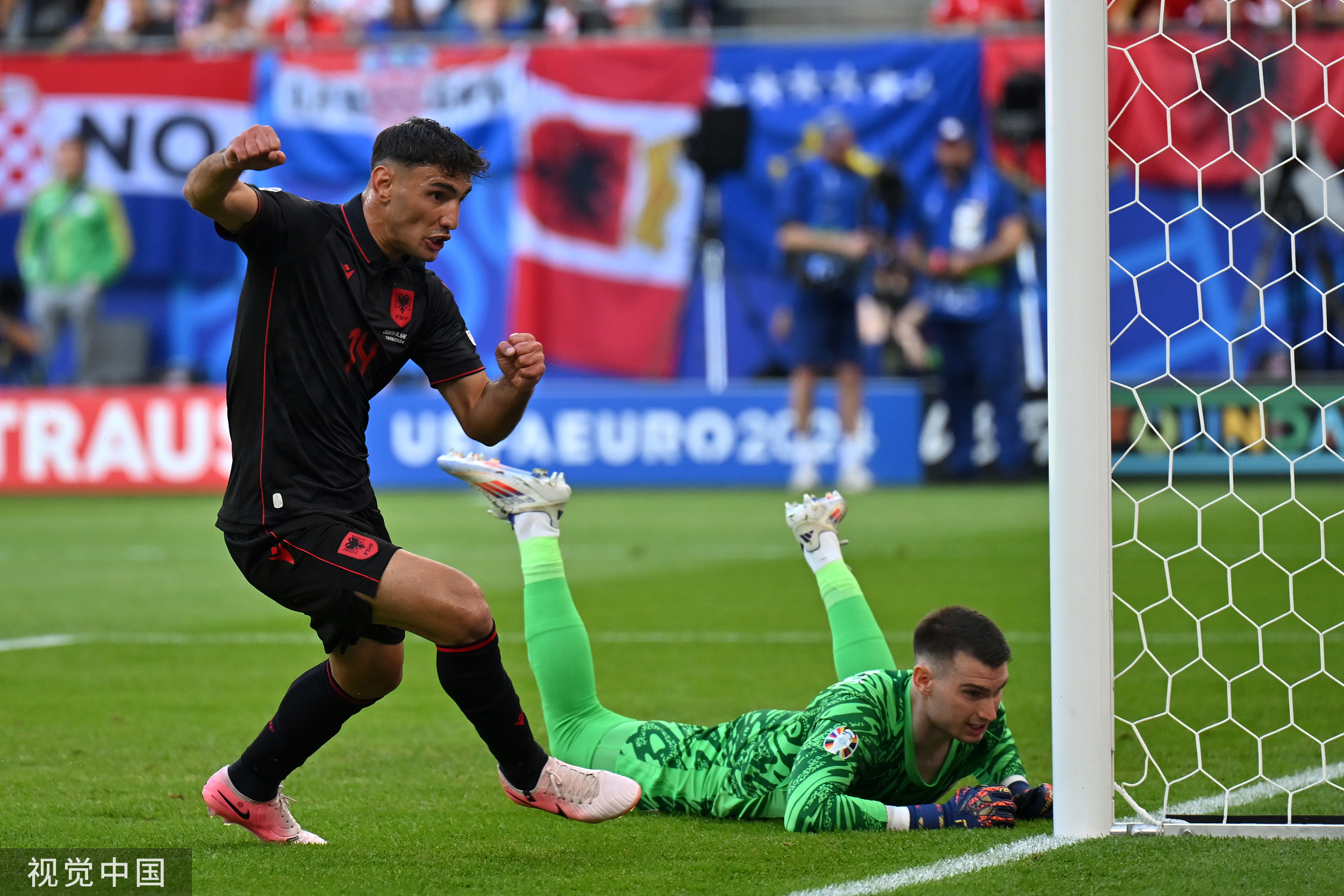 包含阿尔克马尔主场胜阿普利纳科斯，领跑小组的词条