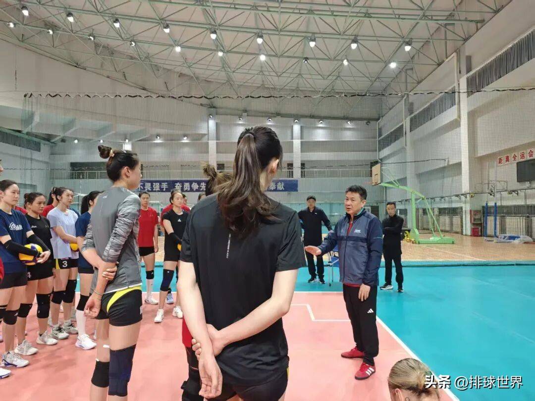 新教练指挥备受赞誉，球队备战拭目以待