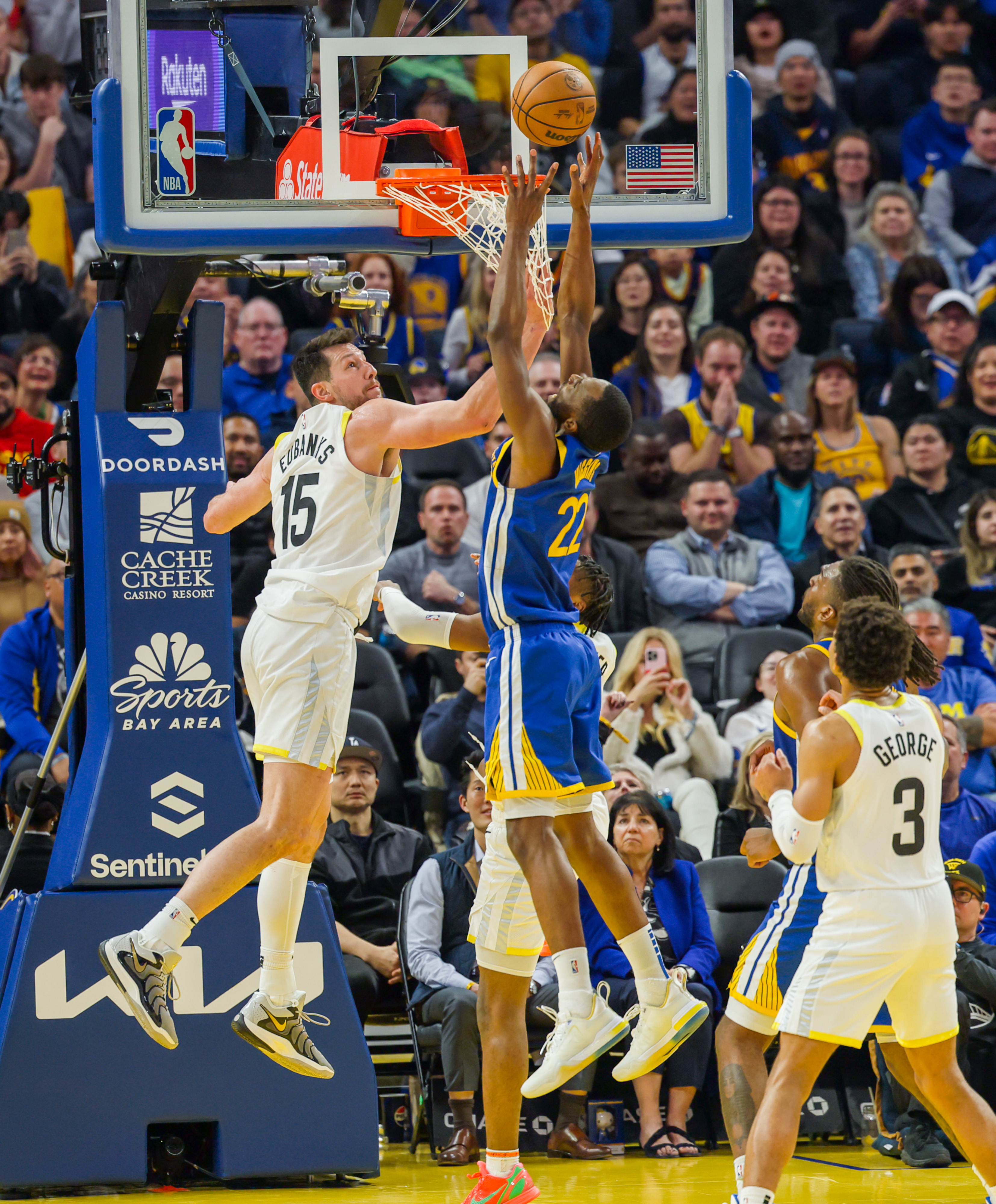 勇士大胜活塞，斯蒂芬-库里发威的简单介绍