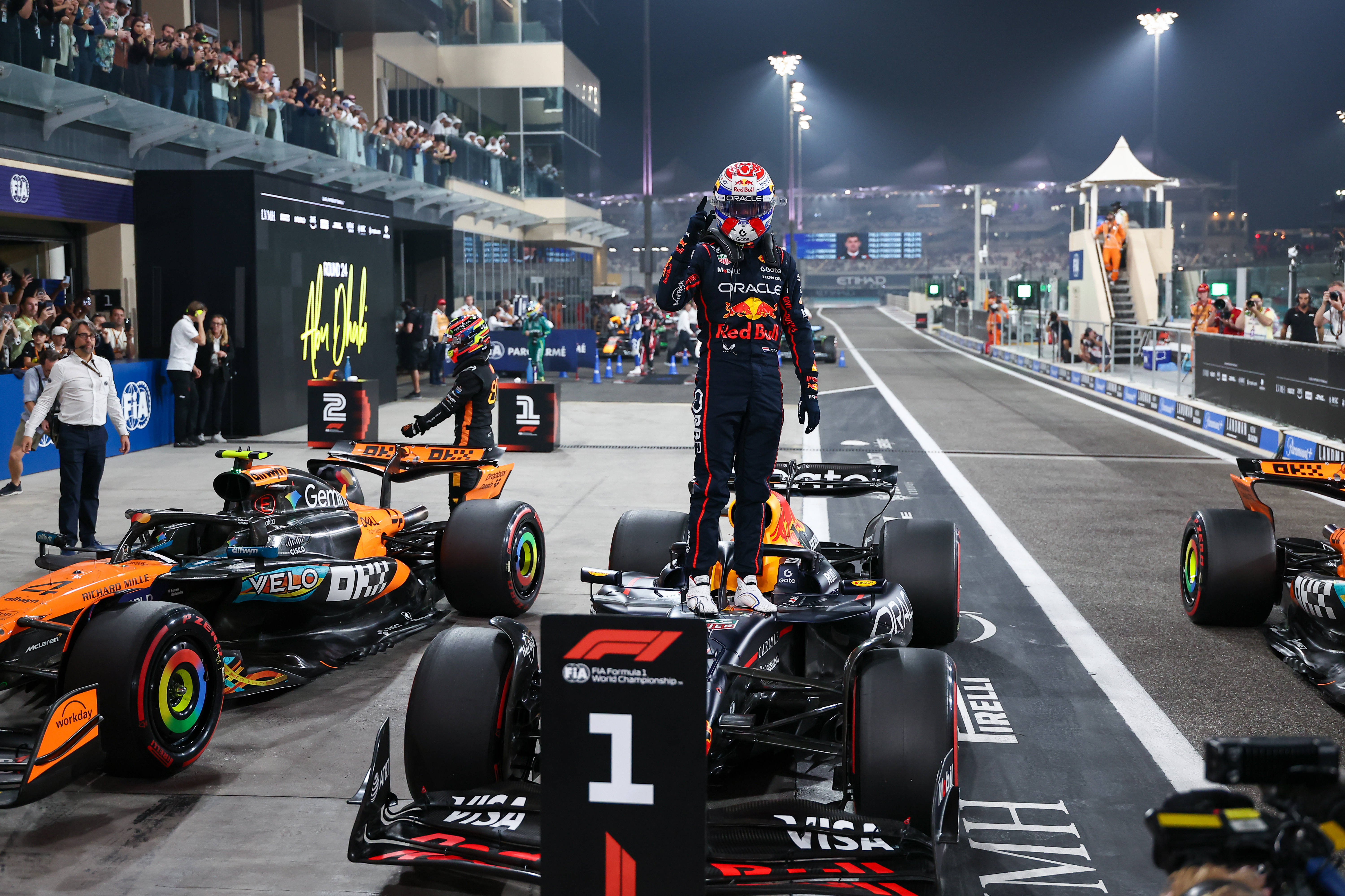 关于红牛车队险胜雷诺车队，皮亚斯特里带队取胜的信息