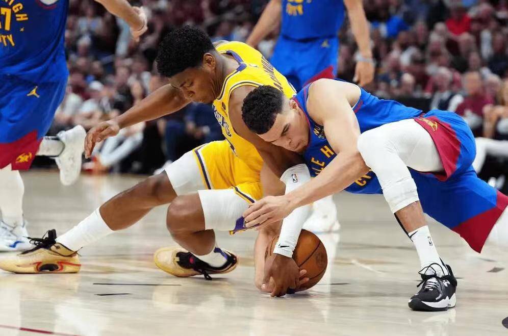 江苏队逆转掘金，詹姆斯扛起全队