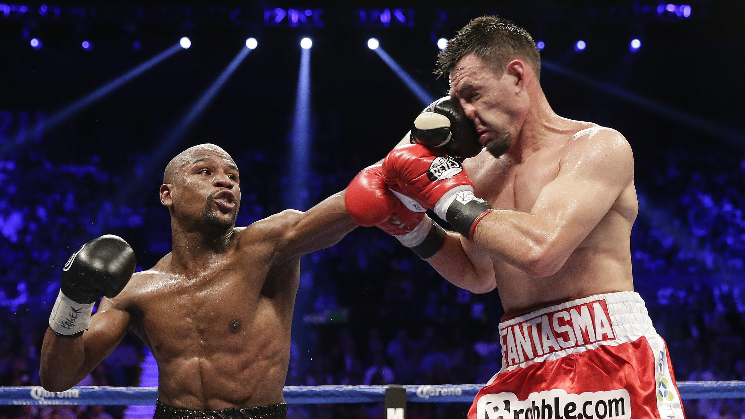 赛道传奇，汉密尔顿驾驭阿斯顿马丁绝杀法拉利